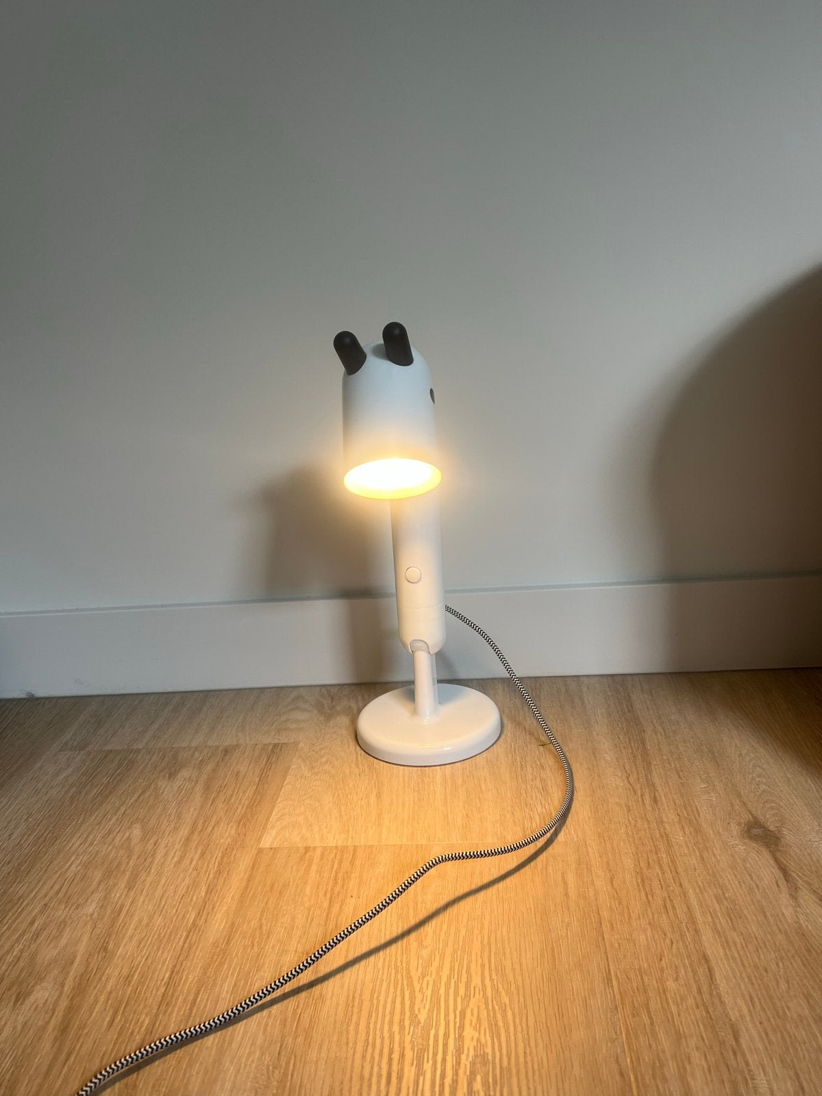 Leuke witte bureaulamp met stekker, Huis en Inrichting, Ophalen, Gebruikt, Wit, Bureaulamp