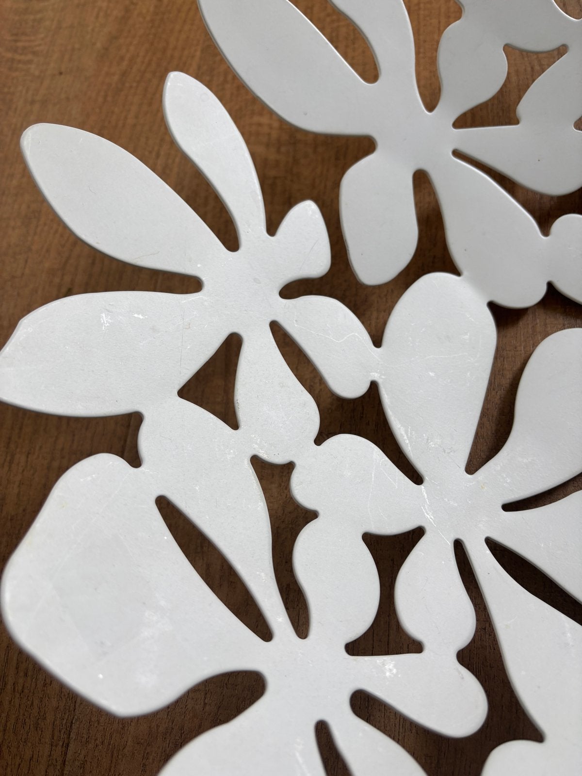 Grote ronde metalen schaal met bloemenpatroon (40cm), Gebruikt, Schaal, Rond, Ophalen of Verzenden
