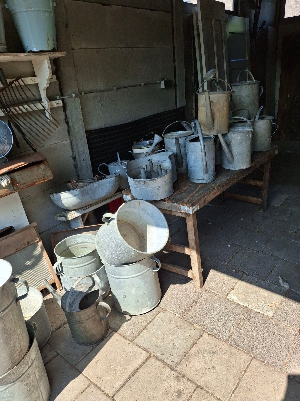 Diverse zinken items: gieters, baden, potten, bakken, Ophalen