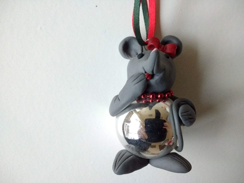 Nieuwe, handgemaakte kerstbal met muis van klei erop, Ophalen of Verzenden, Nieuw