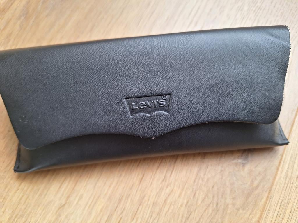 Levi's zonnebril met etui - Zo goed als nieuw, Overige merken, Zonnebril, Overige kleuren, Ophalen of Verzenden