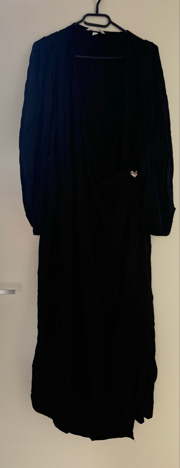 Zwarte jurk met lange mouwen en hartjesdetail, Kleding | Dames, Maat 38/40 (M), Verzenden, Zwart, Zo goed als nieuw