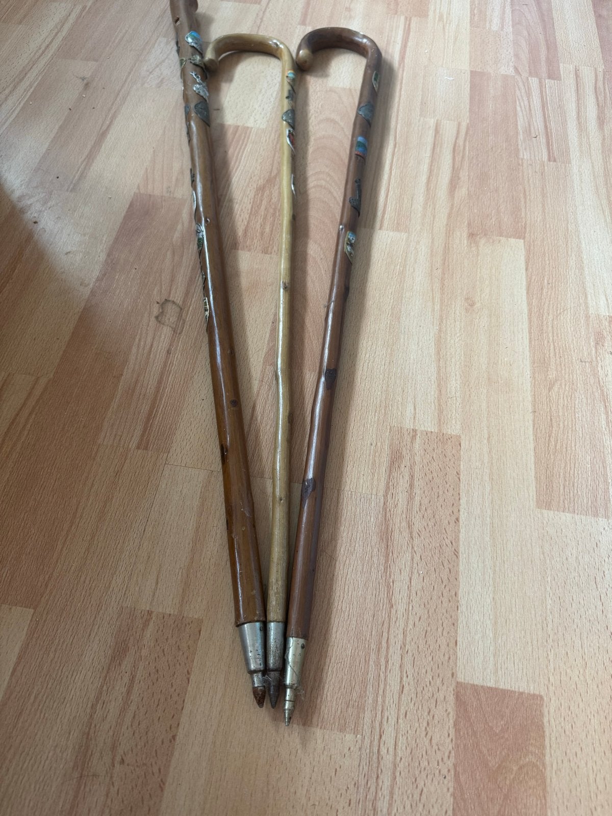 3 vintage wandelstokken met veel emblemen., Ophalen, Gebruikt
