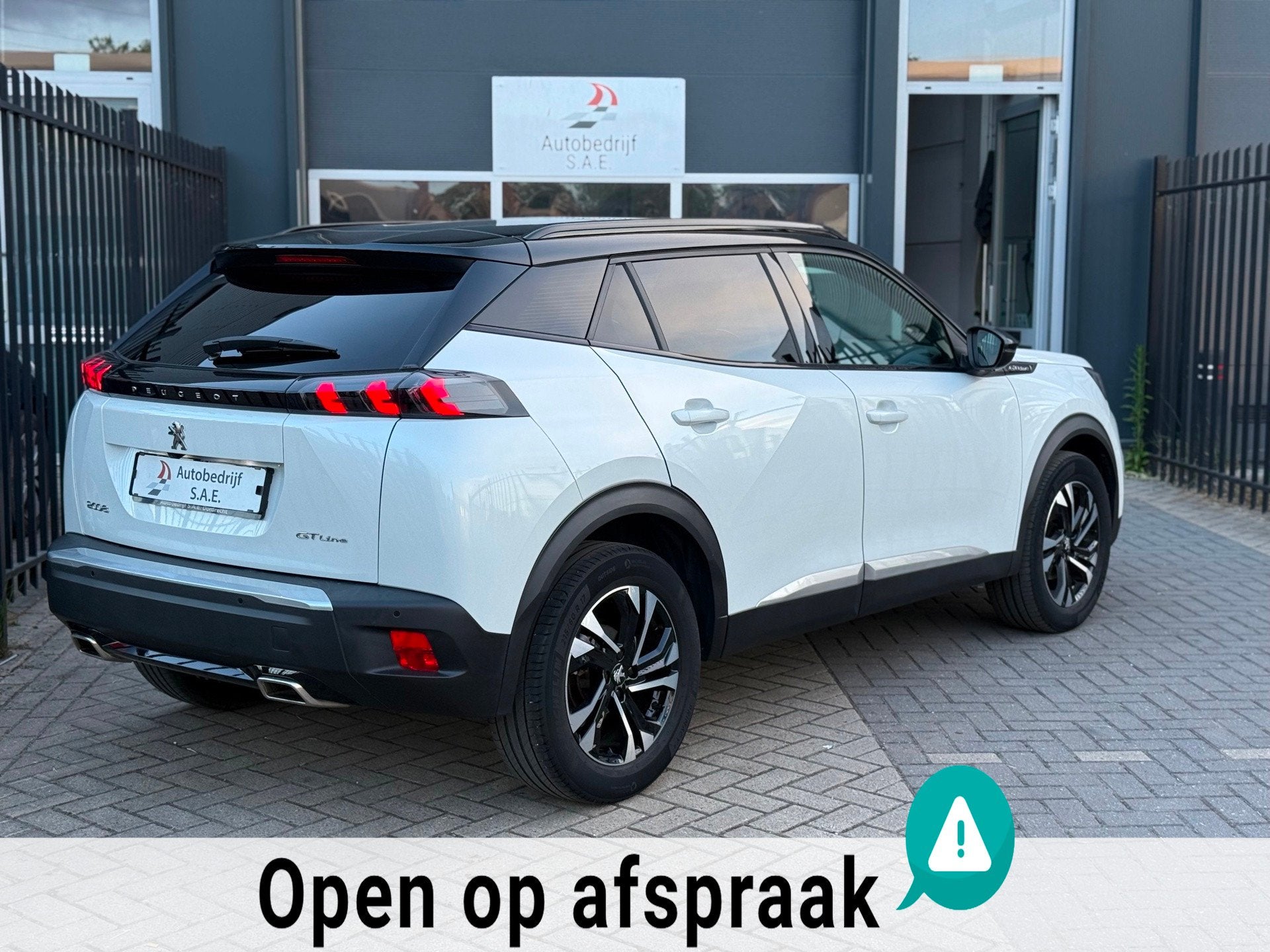 Peugeot 2008 1.2 PureTech GT-Line CARPLAY NAVI AUTOMAAT !, Auto's, Gebruikt, 1199 cc, Leder en Stof, Wit