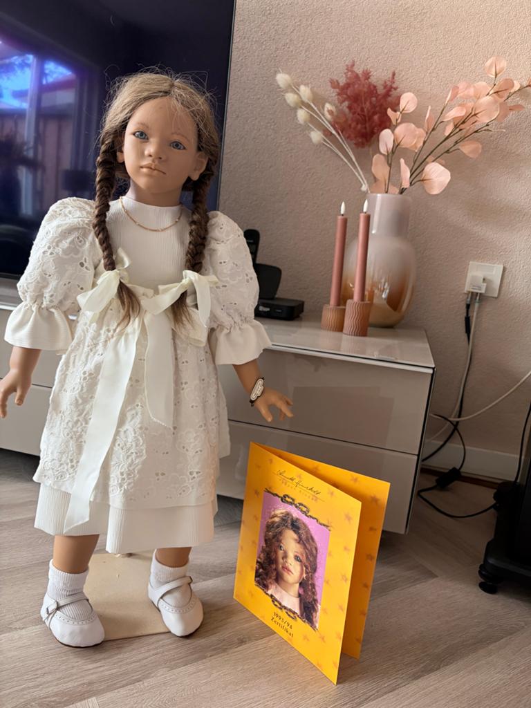 Prachtige Pop 'Lona' van Annette Himstedt, Verzamelen, Poppen, Ophalen of Verzenden, Zo goed als nieuw, Pop, Levensecht of Reborn
