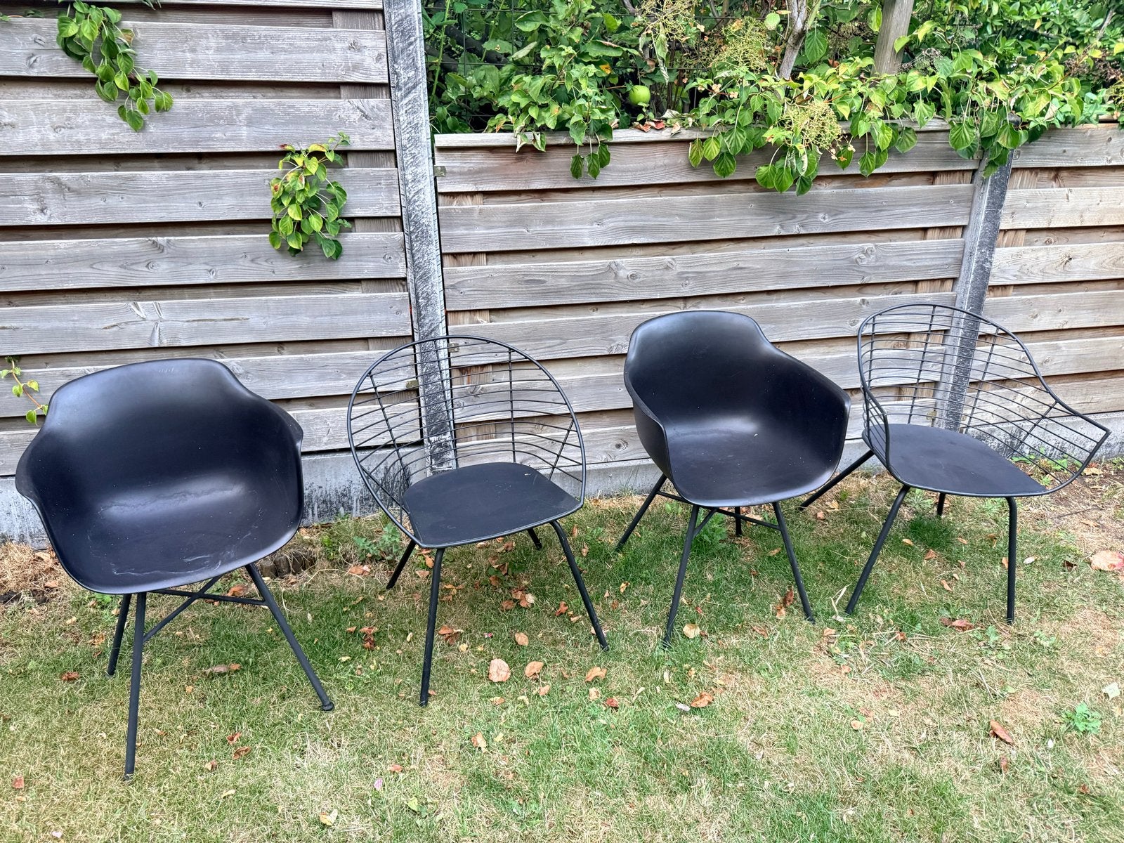 Set van 4 zwarte stoelen: 2 kuipstoelen, 2 draadstoelen, Tuin en Terras, Ophalen, Gebruikt, Kunststof