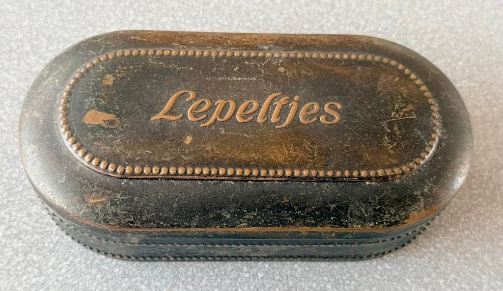 Antiek metalen lepeltjes doosje met bekleding binnenin, Ophalen of Verzenden, Zilver