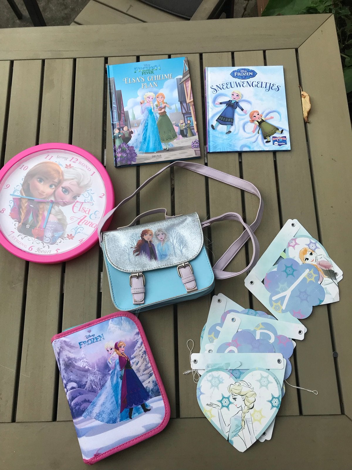 Grote Frozen bundel: boeken, tasje, etui, klok en slinger, Ophalen of Verzenden, Gebruikt, Meisje