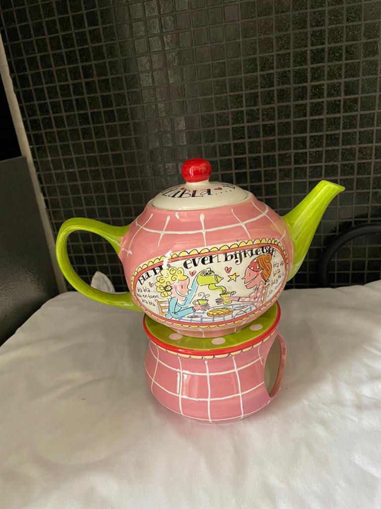 Blond Amsterdam Theepot met Warmer - 'Even Bijpraten', Ophalen of Verzenden, Zo goed als nieuw, Steen/keramiek, Meerkleurig