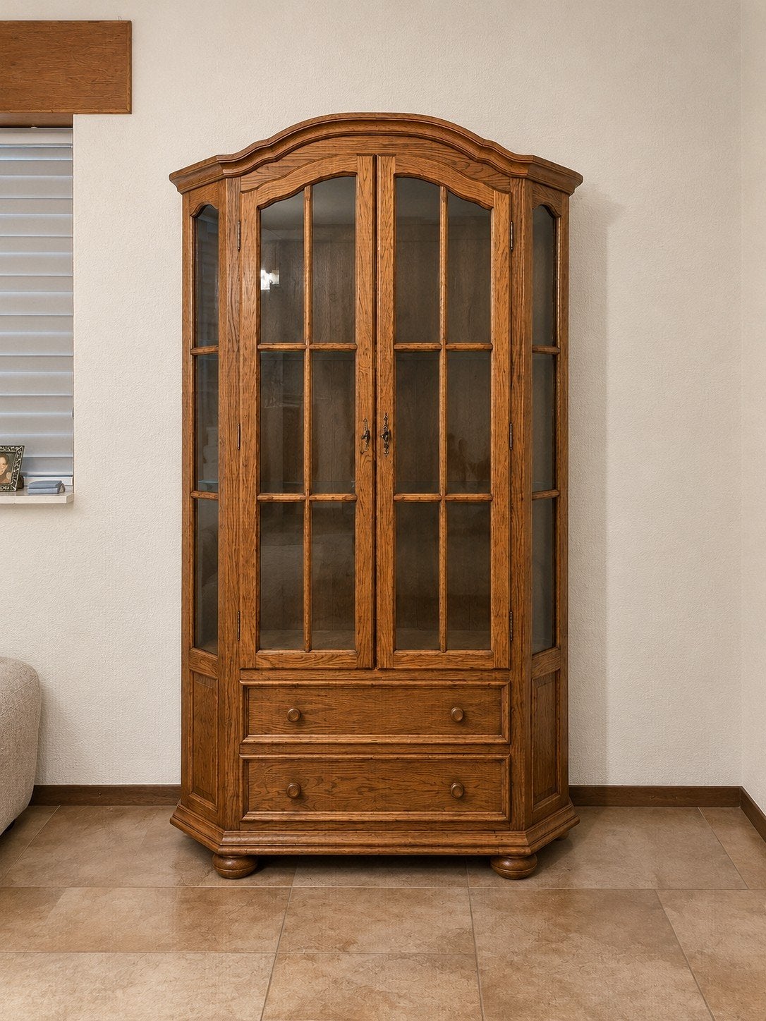 Klassieke Houten Vitrinekast met Glazen Deuren en Lades, Gebruikt, Met lade(s), Klassiek, Overige houtsoorten