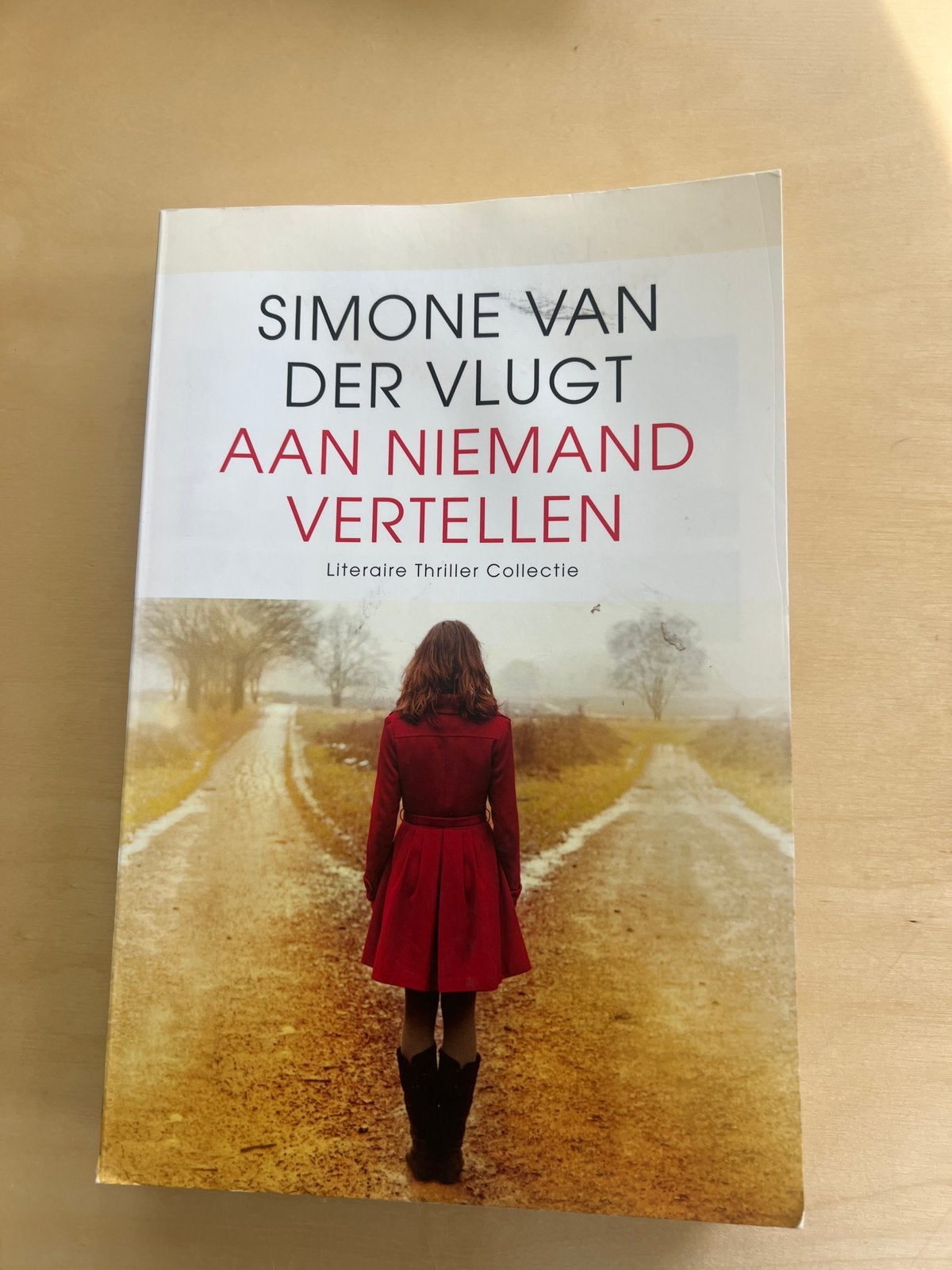 Simone van der Vlugt - Aan Niemand Vertellen (Thriller), Ophalen of Verzenden, Gelezen, Nederland