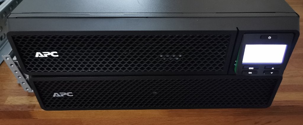 UPS APC SRT2200RMXLI 1.980 Watt SRT72RMBP AP 9631 rack rails, Computers en Software, Noodvoedingen (UPS), Zo goed als nieuw, Ophalen