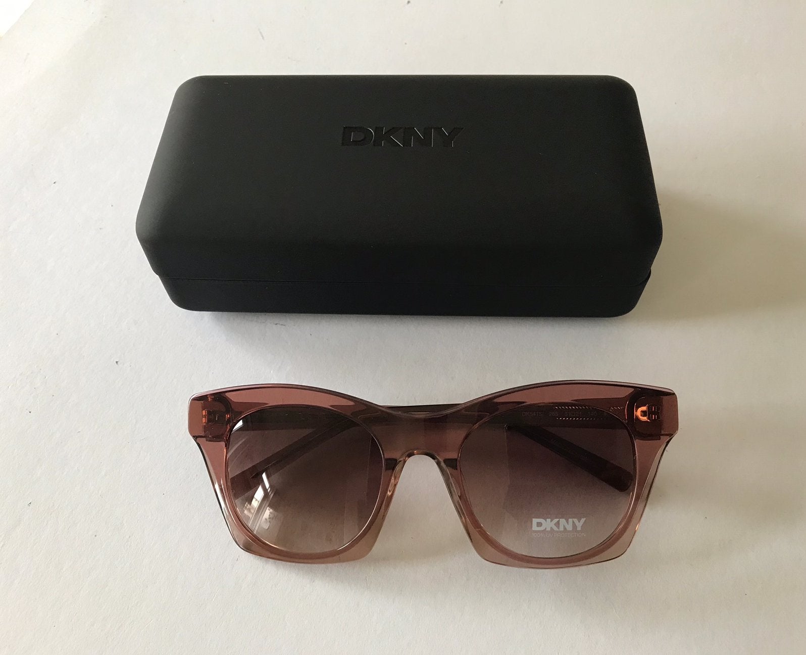 Zonnebril DKNY cat eye blush beige, Ophalen of Verzenden, Zo goed als nieuw, Overige kleuren, Overige merken