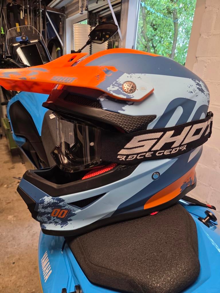 Shot Crosshelm met bril - Zo goed als nieuw, Motoren, Kleding | Motorhelmen, Overige merken, M, Ophalen of Verzenden, Tweedehands