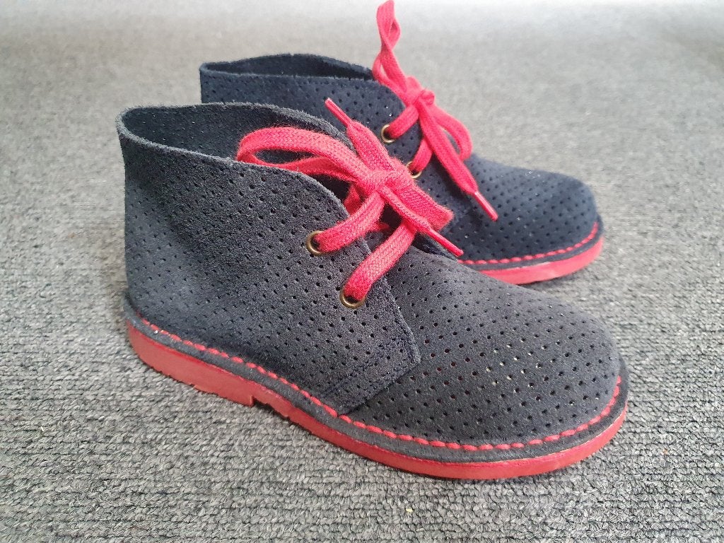 Desert boots suede rood zwart maat 30 NIEUW, Spaanse desert boots, Jongen of Meisje, Nieuw, Ophalen of Verzenden