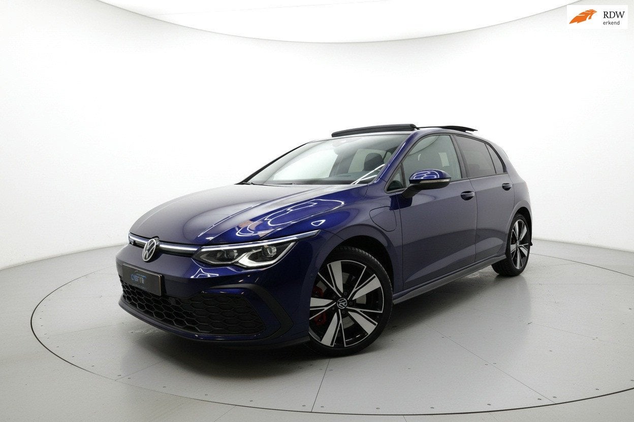 Volkswagen Golf 8 1.4 eHybrid GTE PANO CAM ACC SFEER IQ HUD, Gebruikt, 4 cilinders, Blauw, 1524 kg