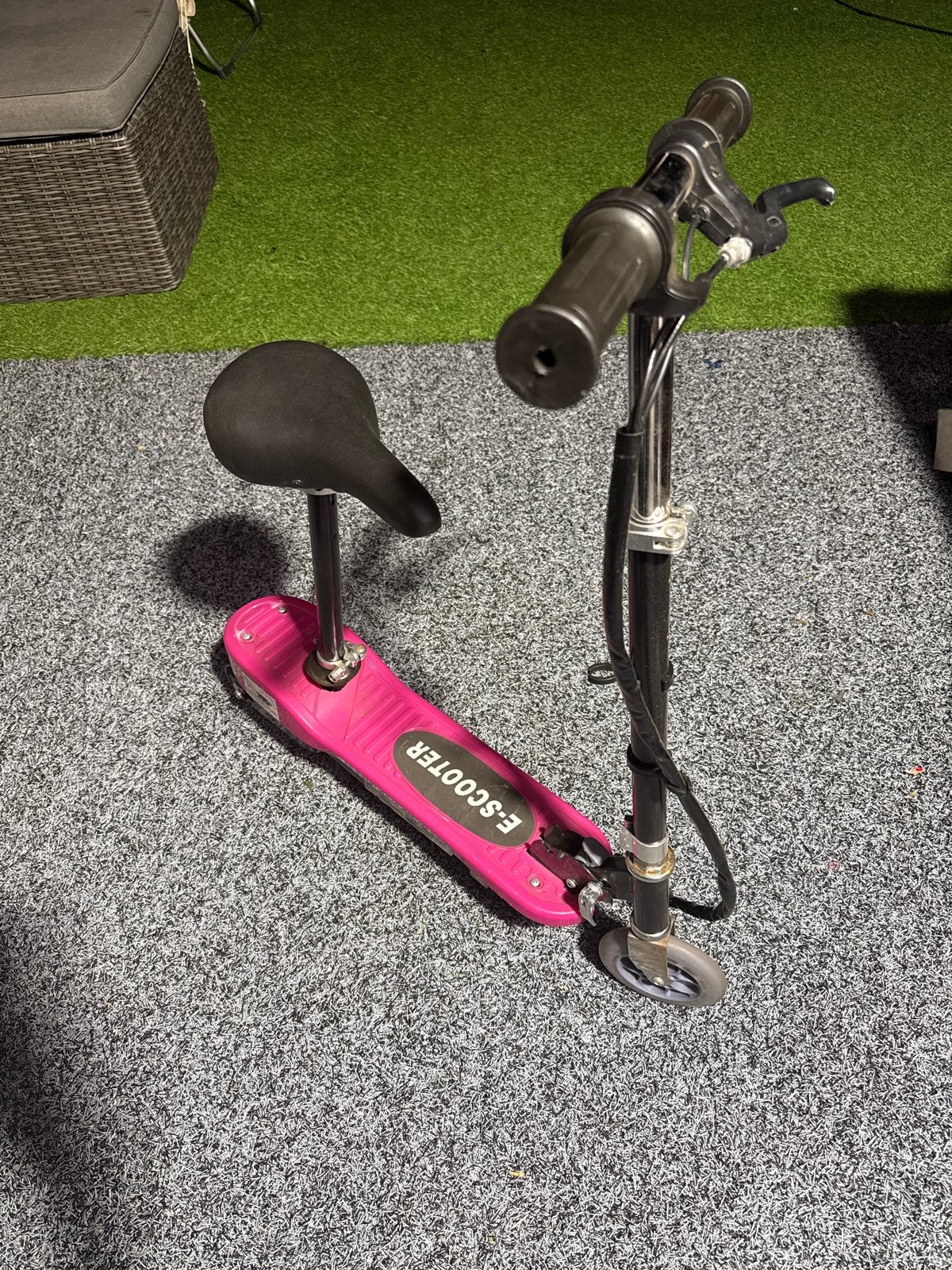 Roze E-Scooter met zitje - Gebruikt, Fietsen en Brommers, Steps, Ophalen, Gebruikt, Elektrische step (E-scooter)