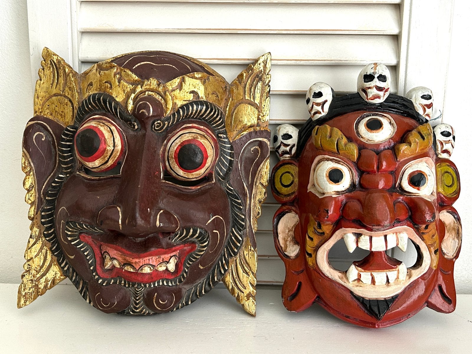 Twee handgesneden Balinees houten maskers goudaccenten, Antiek en Kunst, Kunst | Niet-Westerse kunst, Ophalen, Handgemaakt, Hout