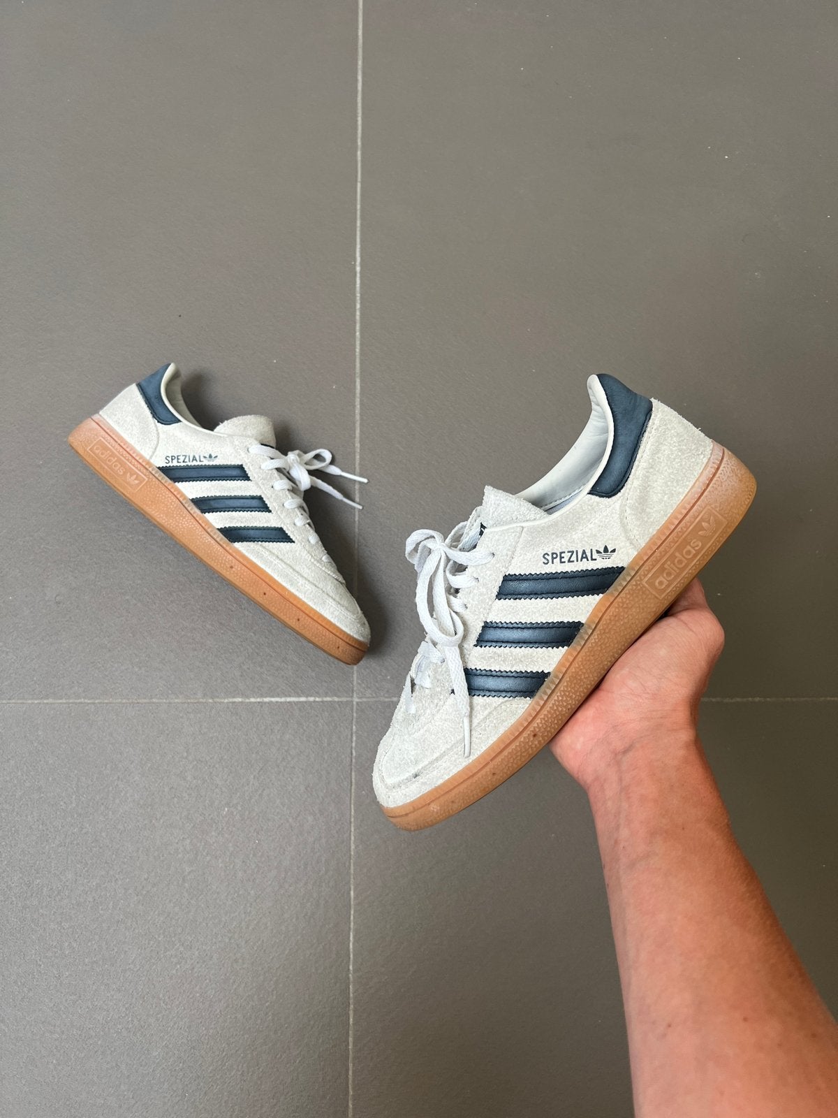 Adidas Handball Spezial Grijs. die gerust een bod!, Kleding | Dames, Ophalen of Verzenden, Grijs, Sneakers of Gympen, Zo goed als nieuw