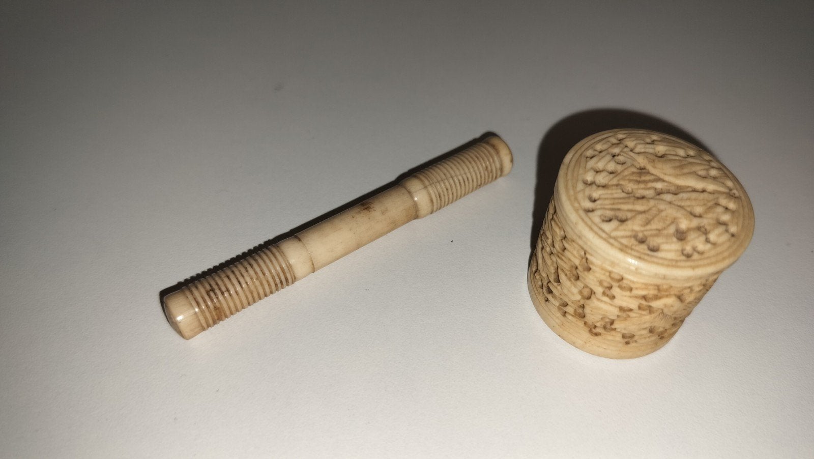 Antiek benen doosje met naaldenkoker, Verzenden