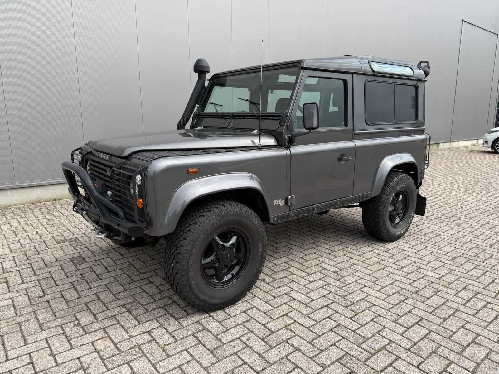 Land Rover Defender 90 TD5, nwe apk, zeer goed rijdend!, Stof, Zwart, Overige carrosserieën, 2495 cc