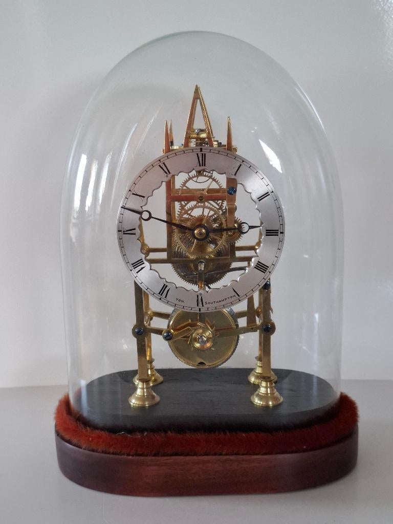 Bijzonder fraaie skelet pendule met echappement., Ophalen
