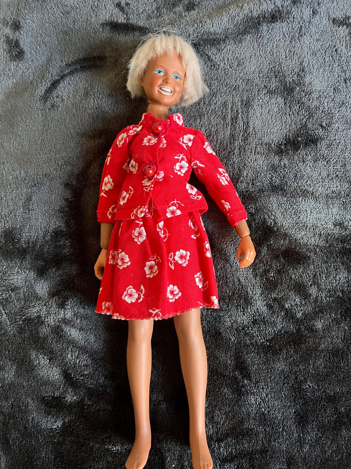 Vintage Dusty Doll uit 1974 in rode bloemenoutfit, Verzamelen, Ophalen of Verzenden, Gebruikt, Pop
