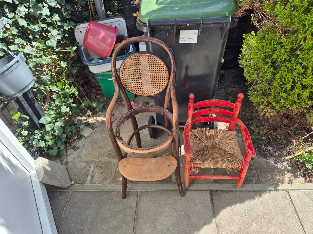 Thonet kinderstoel 1920 en kinderstoel jaren '70, Antiek en Kunst, Antiek | Meubels | Stoelen en Banken, Ophalen