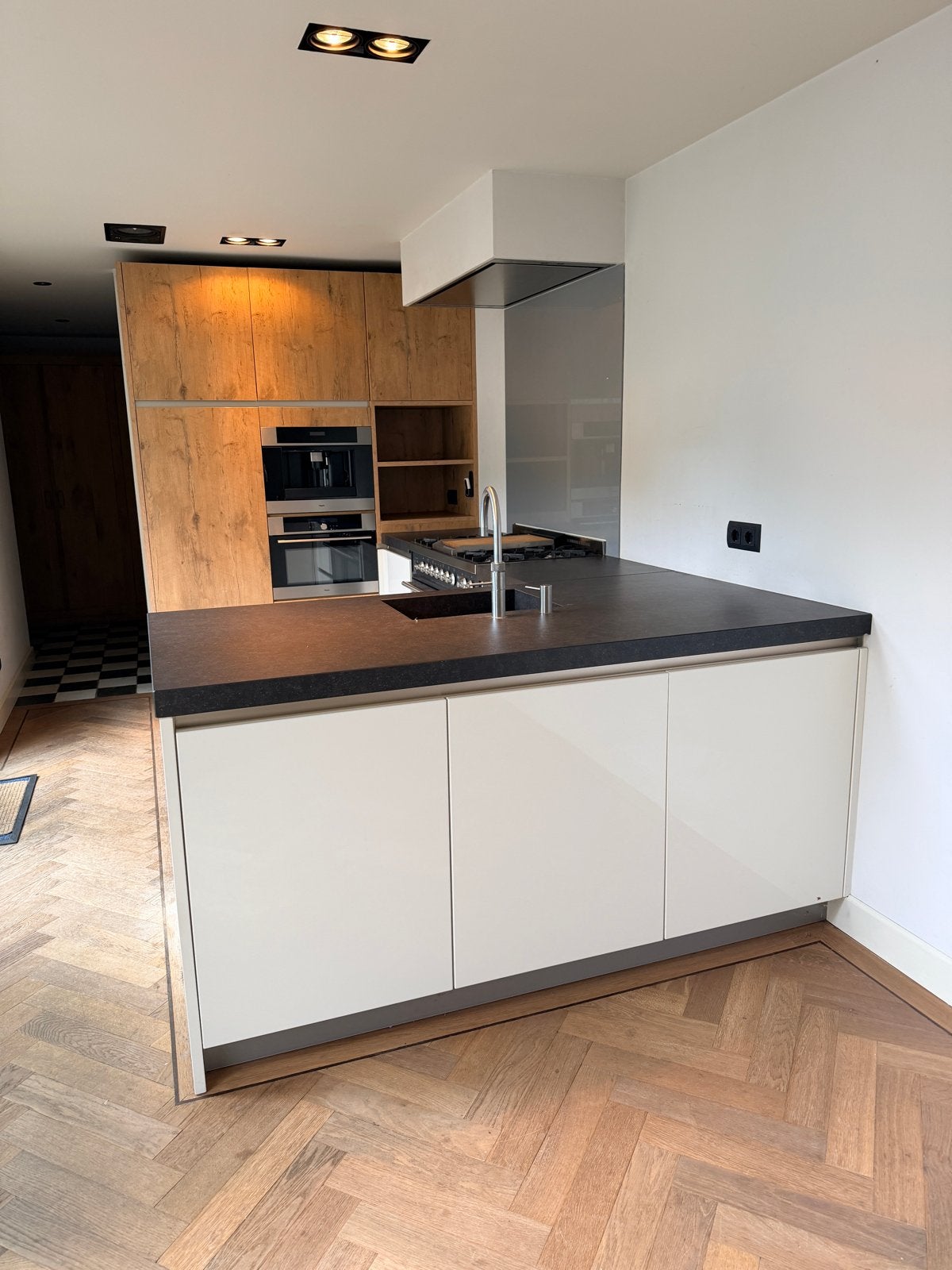 Moderne U-keuken met Kookeiland Quooker Boretti Pelgrim etc, Ophalen, Zo goed als nieuw