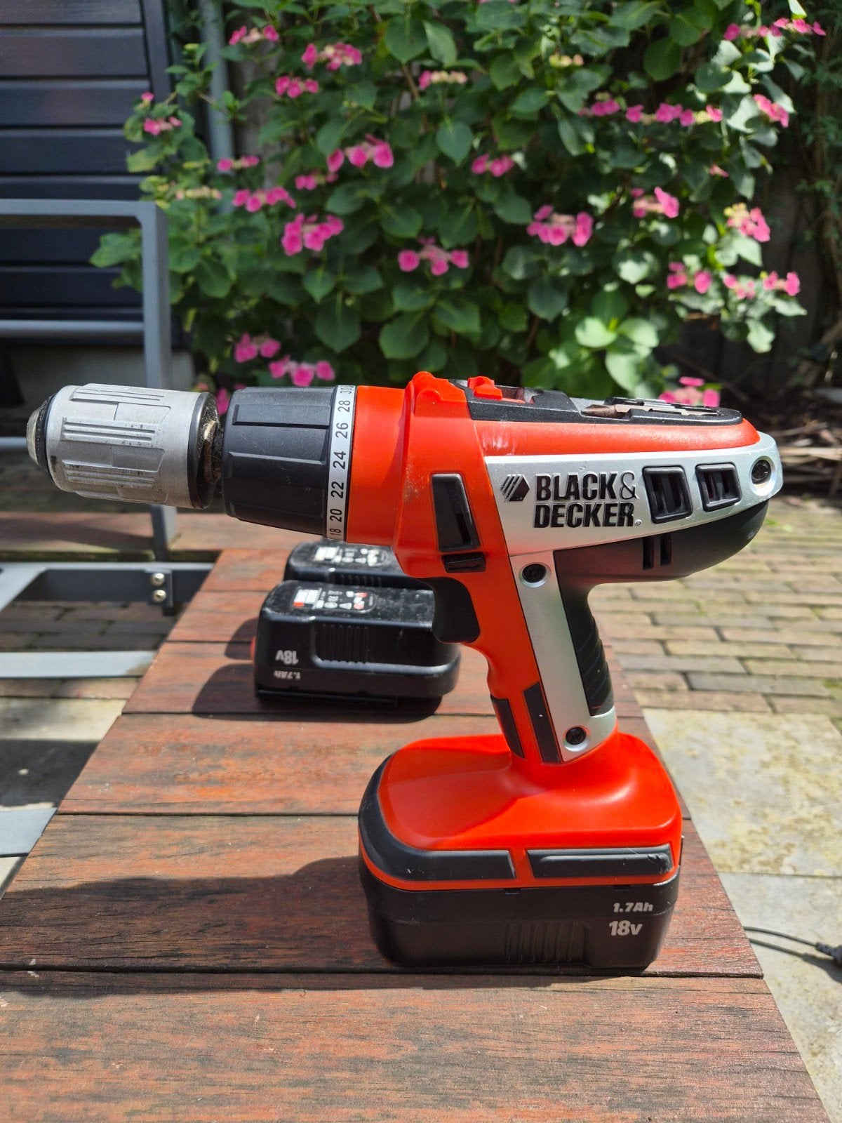 Black & Decker Accuboormachine 18V met 3 accu's en lader, Gebruikt, Variabele snelheid, Ophalen of Verzenden, Boor- en Schroefmachine