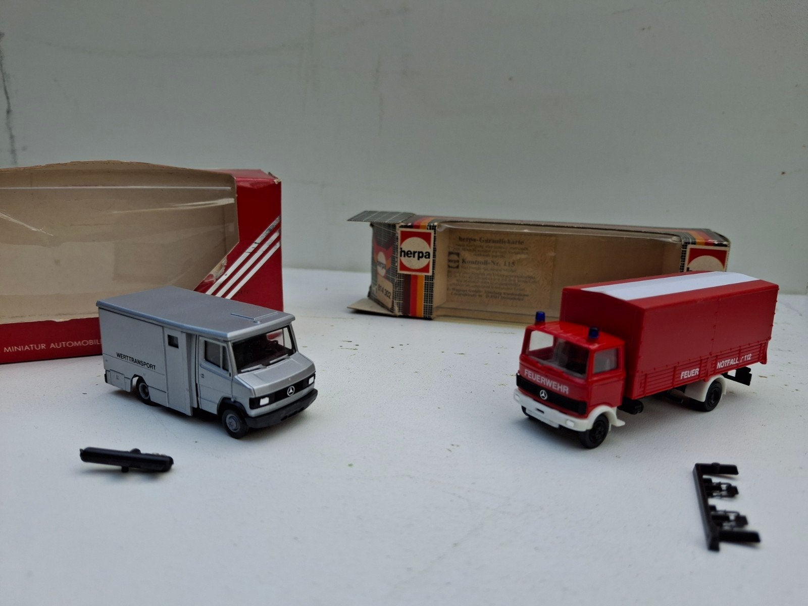 Mercedes Benz WERTTRANSPORT UND FEUERWEHR 1:87, Ophalen of Verzenden, Zo goed als nieuw, Bus of Vrachtwagen, Herpa