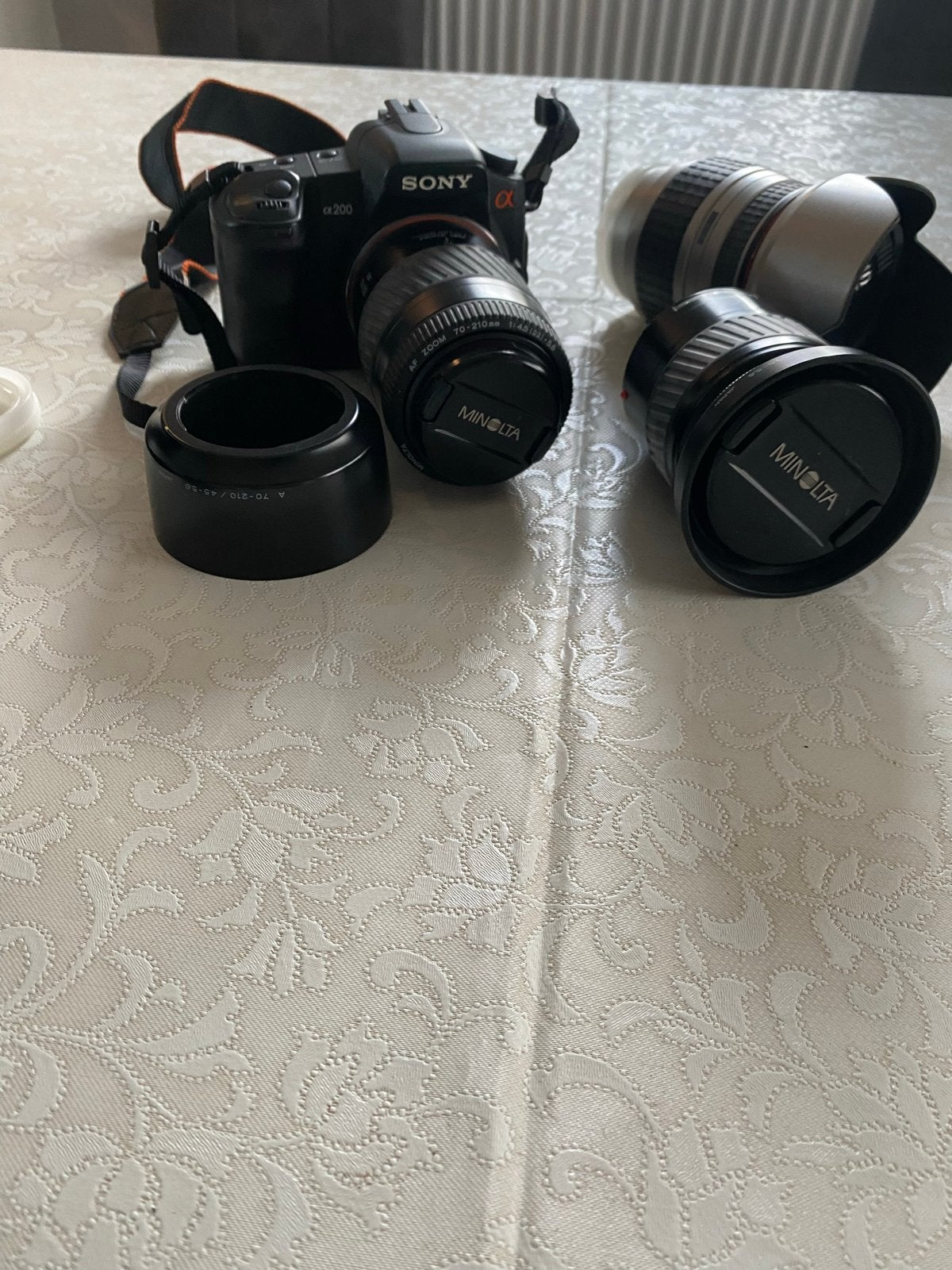 Sony Alpha A200 Spiegelreflexcamera met 2 lenzen en tas, Ingebouwde flitser, Spiegelreflex, Ophalen of Verzenden, Zo goed als nieuw