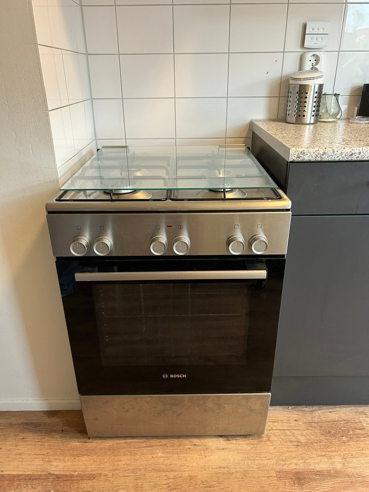Bosch gasfornuis met ruime oven, Witgoed en Apparatuur, Ophalen, 4 kookzones, Zo goed als nieuw, Gas