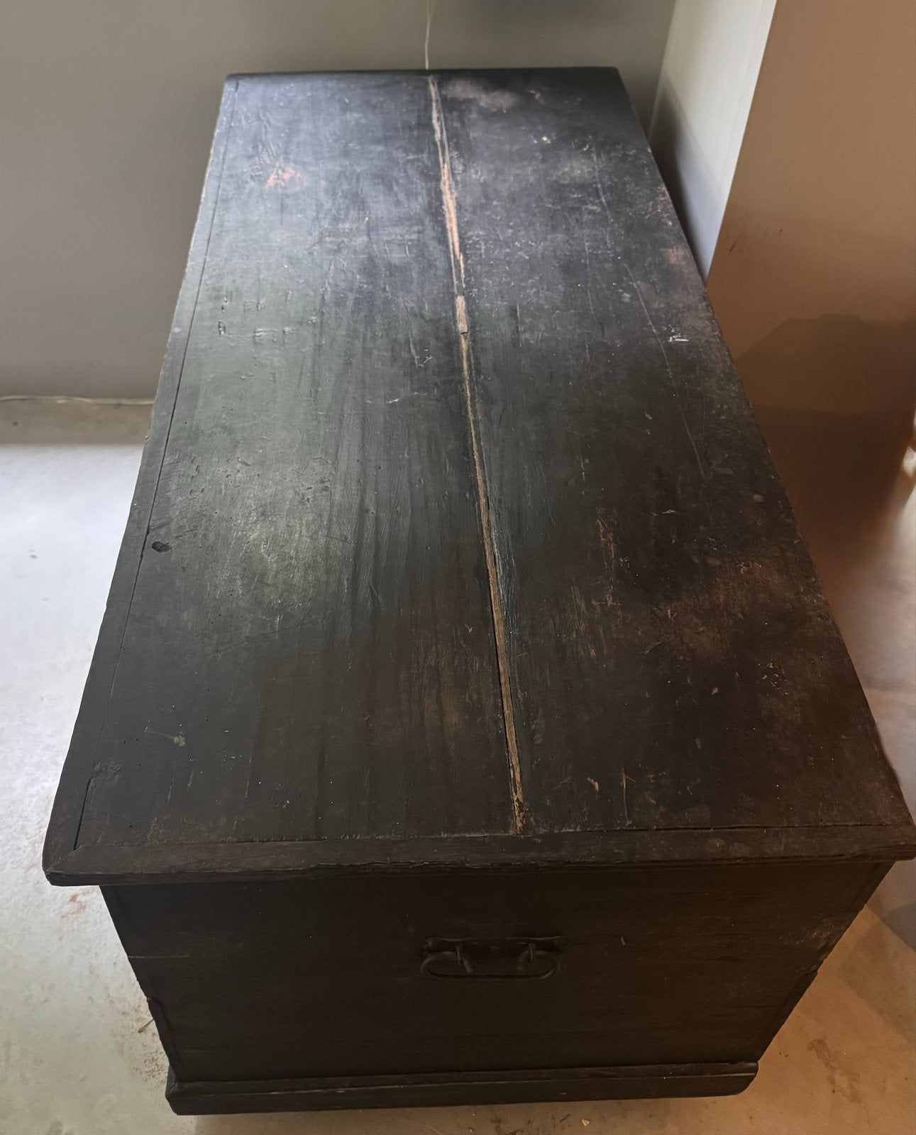 Oude zwart houten dekenkist van antiekmarkt Tongeren, Antiek en Kunst, Ophalen