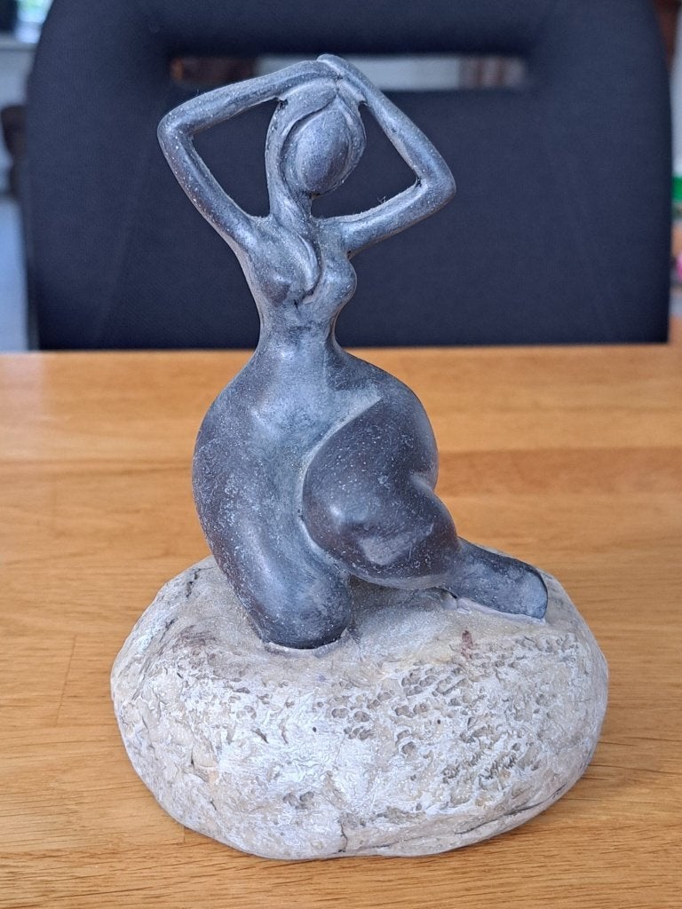 Zittende vrouw op steen, 15 cm hoog., Ophalen of Verzenden, Gebruikt, Mens