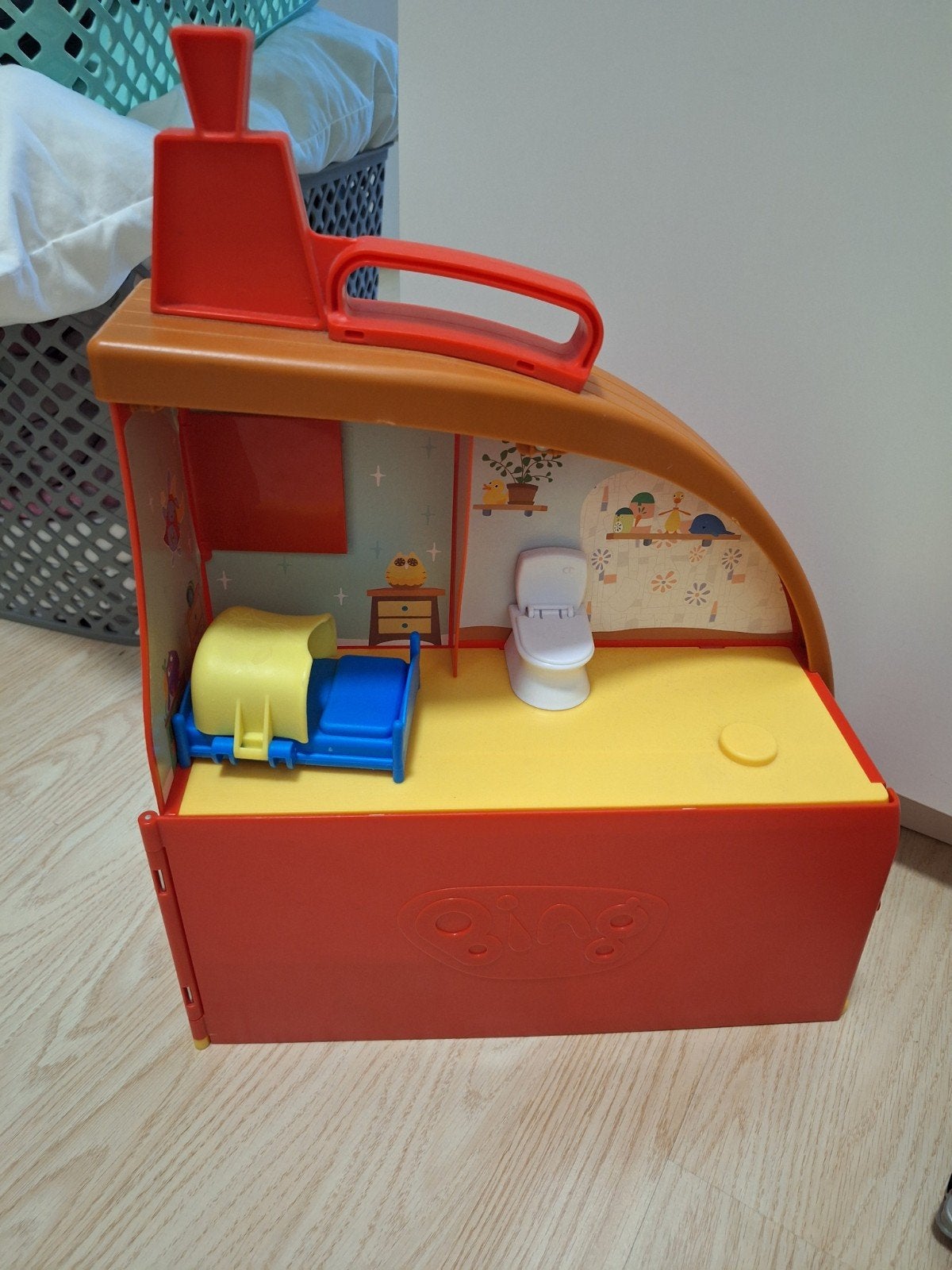 Bing Poppenhuis met Meubels en Figuur met extra set figuurtj, Ophalen of Verzenden, Zo goed als nieuw, Poppenhuis