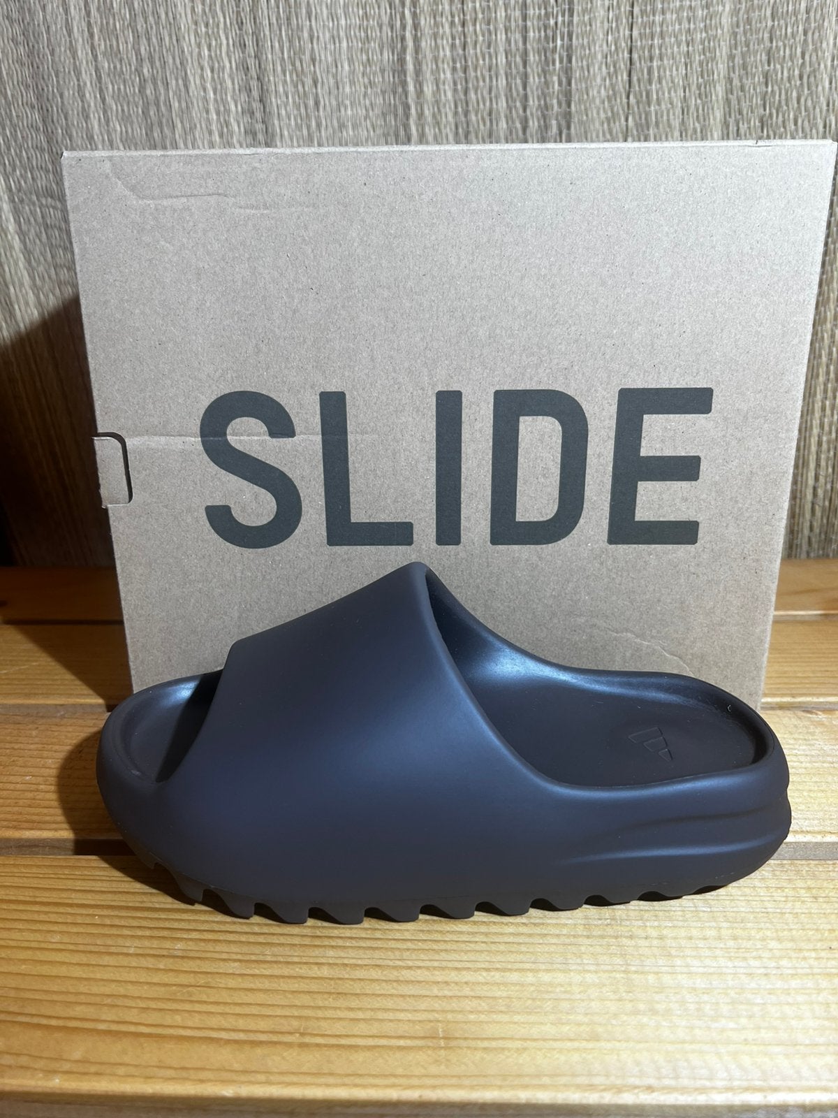 Adidas Yeezy Slide Soot, Kleding | Heren, Schoenen, Slippers, Bruin, Ophalen of Verzenden, Zo goed als nieuw
