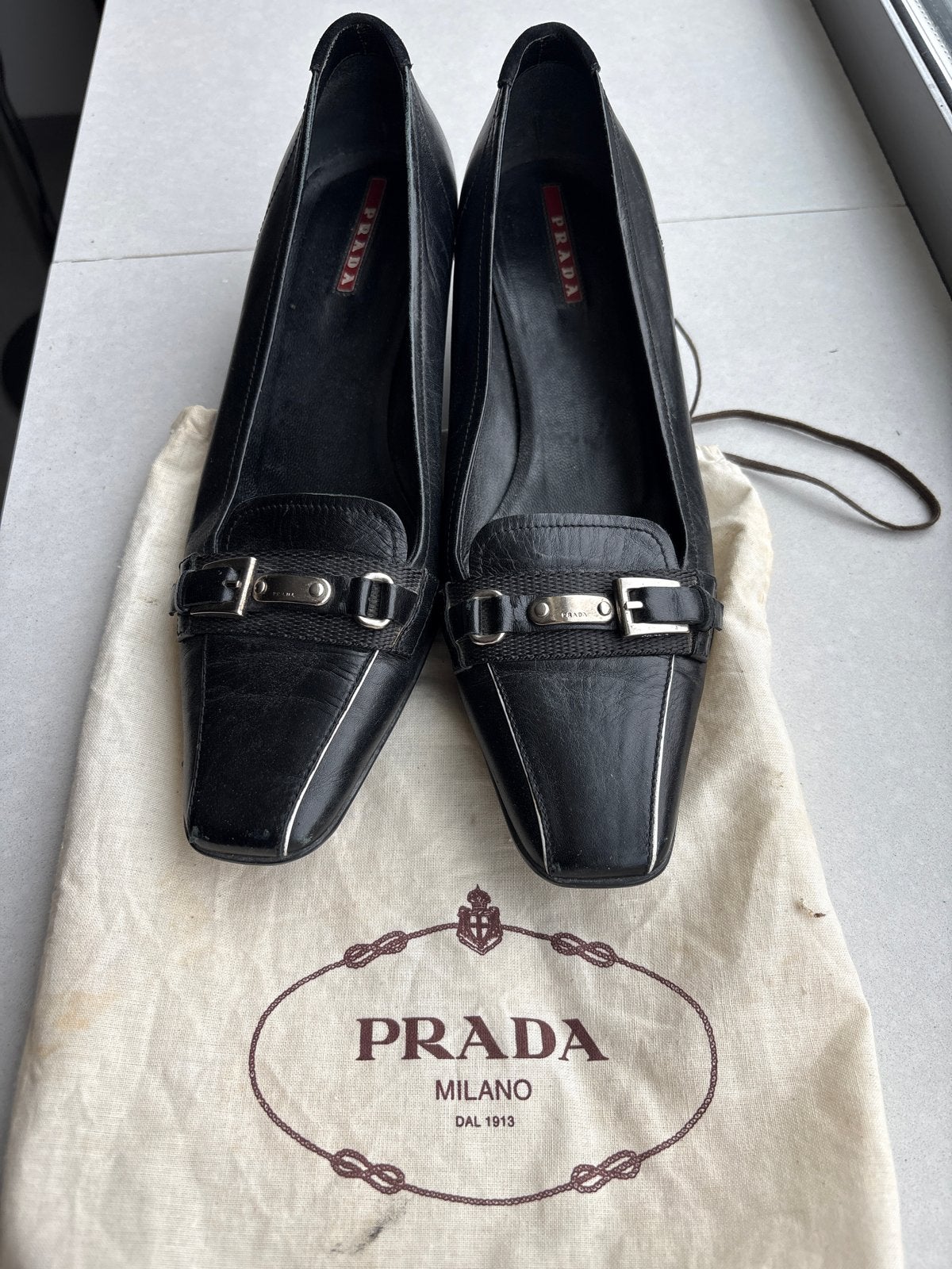 Prada zwarte pumps met gesp - Maat 37.5, Kleding | Dames, Ophalen of Verzenden, Gedragen, Zwart, Pumps