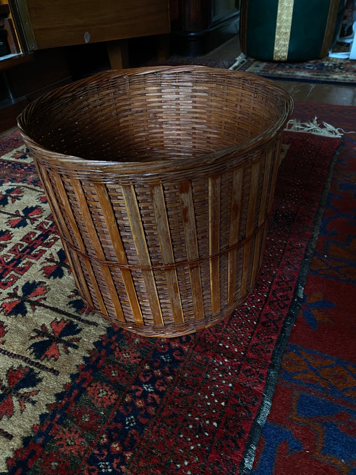 een vintage handgevlochten bamboemand/  rietenmand, Ophalen of Verzenden, Gebruikt, Riet