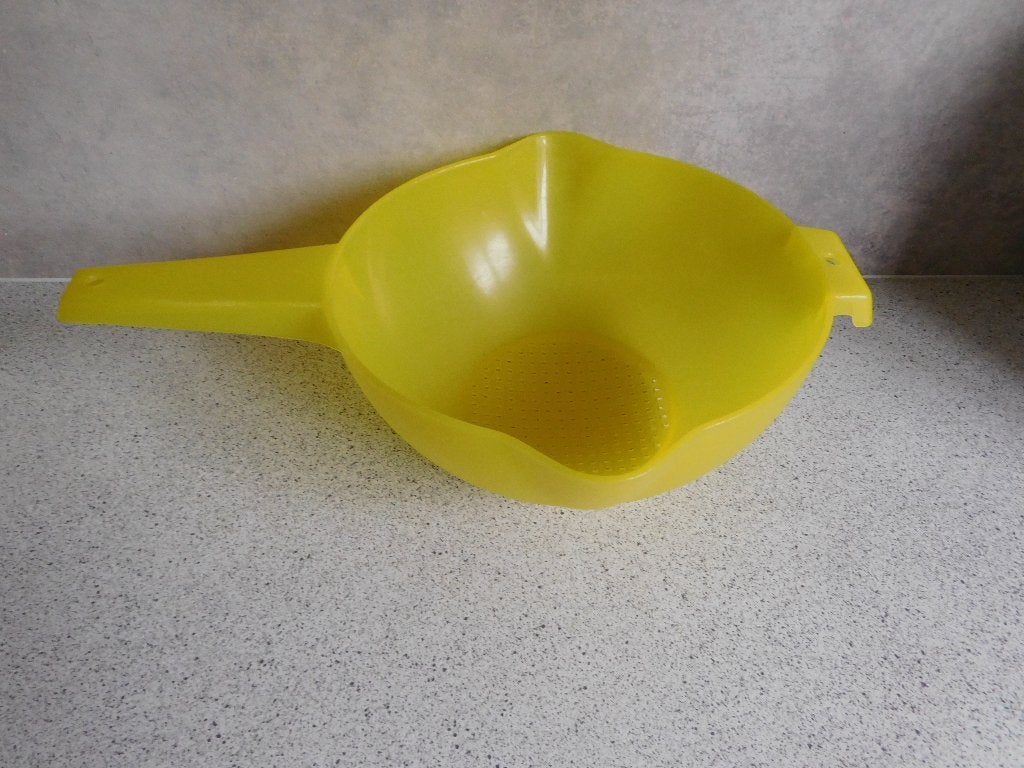 Tupperware Handvergiet 23x24 cm. Geel, Huis en Inrichting, Keuken | Tupperware, Ophalen of Verzenden, Zo goed als nieuw, Geel