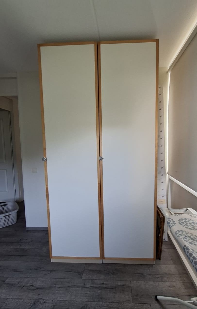 Witte kledingkast met houten accenten, Huis en Inrichting, Ophalen, Gebruikt, 100 tot 150 cm, 200 cm of meer