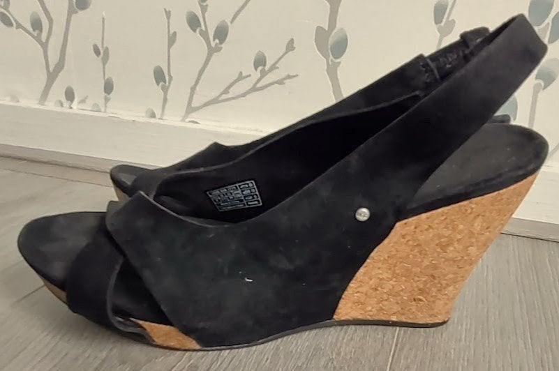 UGG Australia Zwarte Suede Sleehak Sandalen maat 39, UGG Australia, Zwart, Zo goed als nieuw, Sandalen of Muiltjes