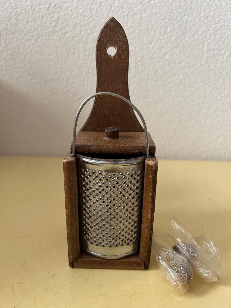 Vintage nootmuskaat rasp met 2 nootmuskaat noten, Ophalen of Verzenden