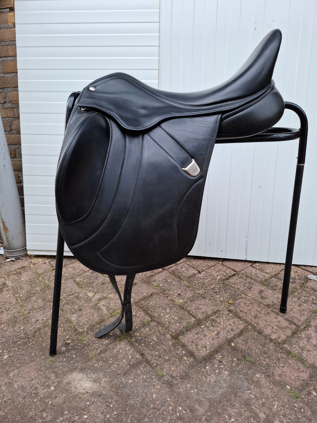 Bates dressuur innova mono 17/17.5, Dieren en Toebehoren, Paarden en Pony's | Zadels, Dressuur, Ophalen of Verzenden, Zo goed als nieuw