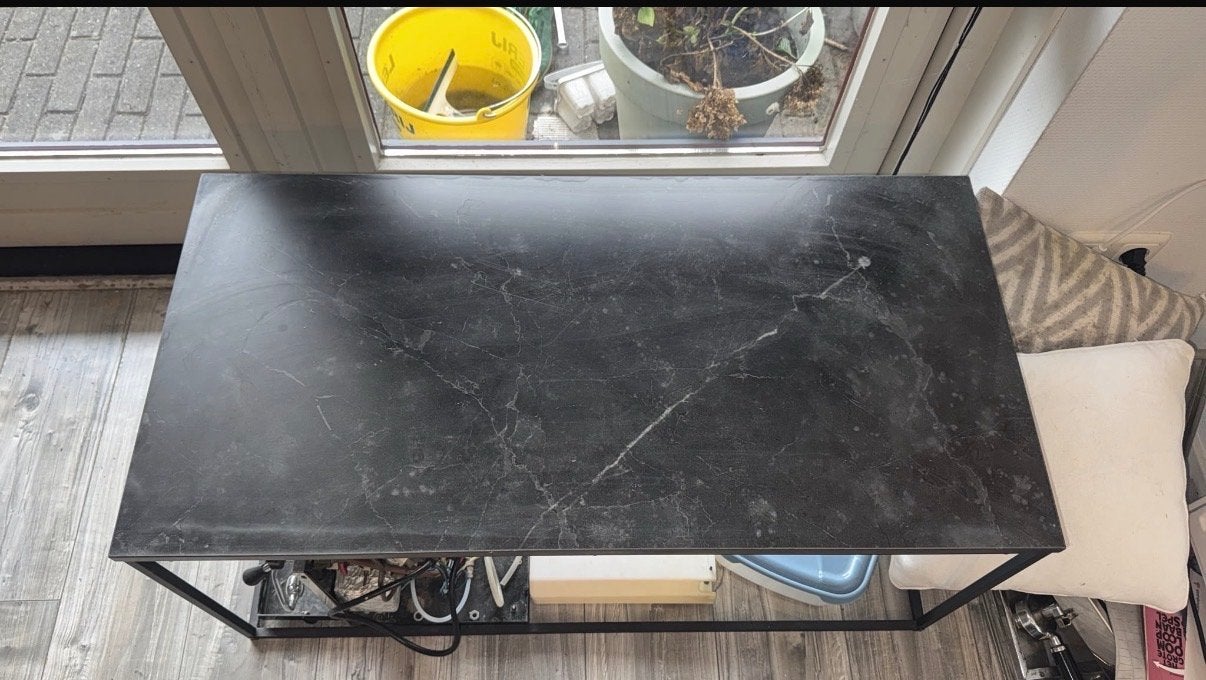 Zwarte salon/bijzet tafel met marmerlook blad, Minder dan 45 cm, Gebruikt, Metaal of Aluminium, Ophalen of Verzenden