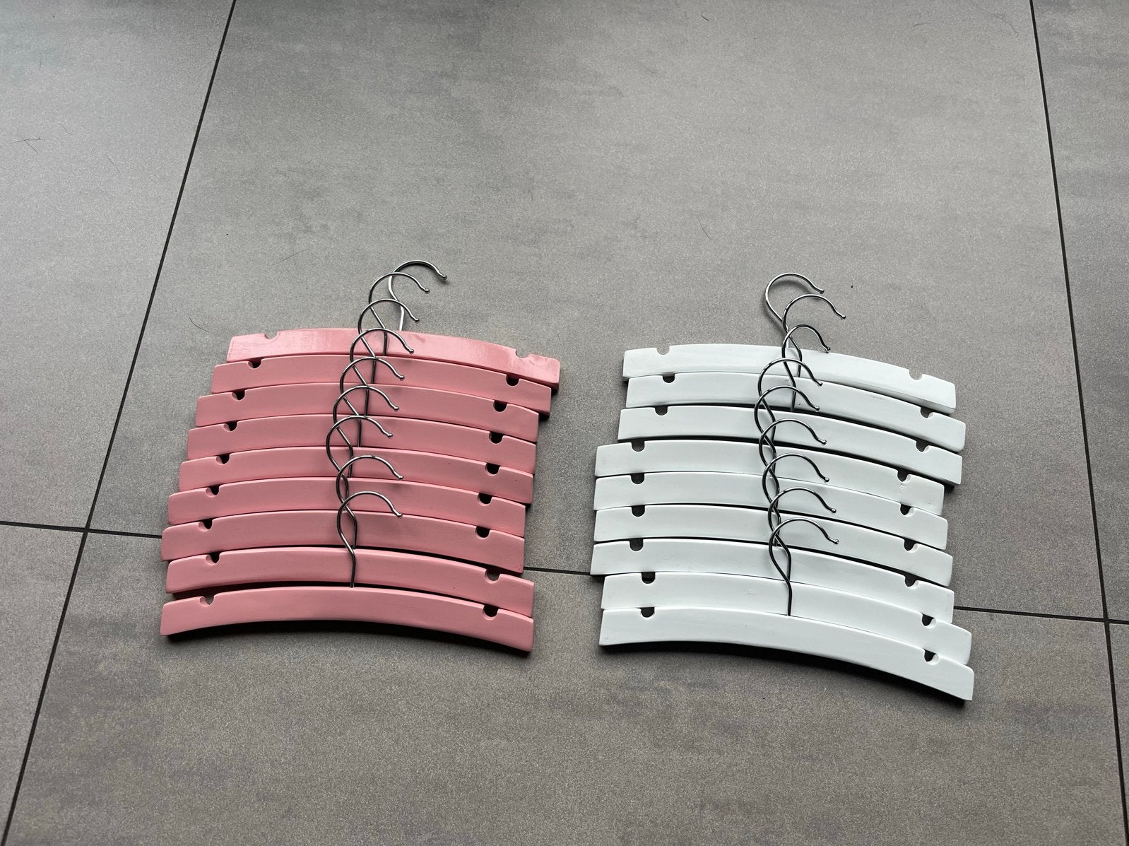 Houten baby kledinghangers 9x wit en 9x roze, Ophalen of Verzenden, Gebruikt, Hout, Kinderen