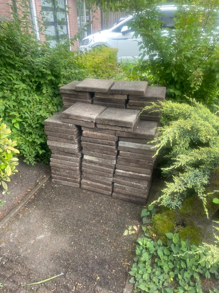 GRATIS Betontegels 30c30cm., Ophalen, Zo goed als nieuw, Overige materialen