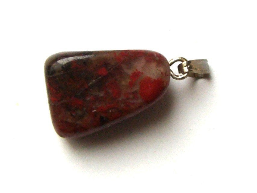Jaspis trommelsteen hanger edelsteen mineraal jasper rood, Ophalen of Verzenden, Zo goed als nieuw, Steen of Mineraal, Met edelsteen