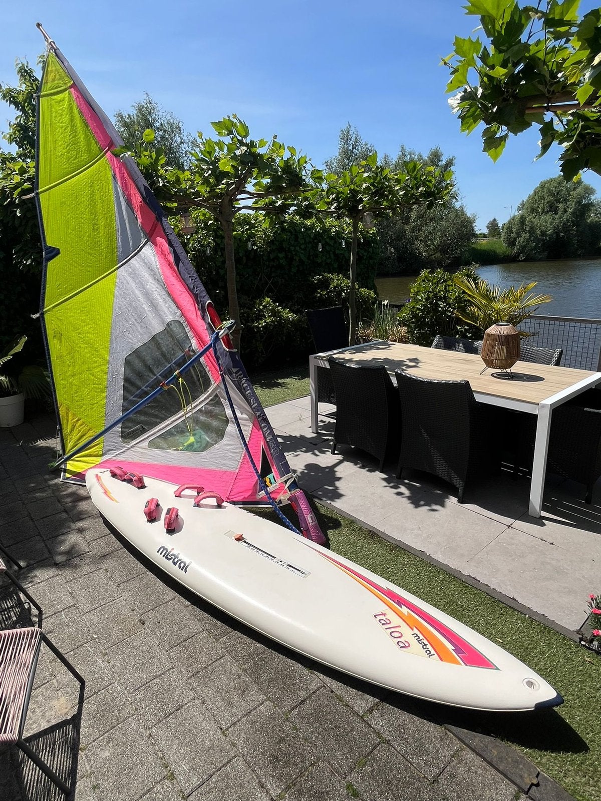 Mistral Taloa surfplank compleet, Watersport en Boten, Windsurfen, Ophalen, Gebruikt, Met giek, Complete set