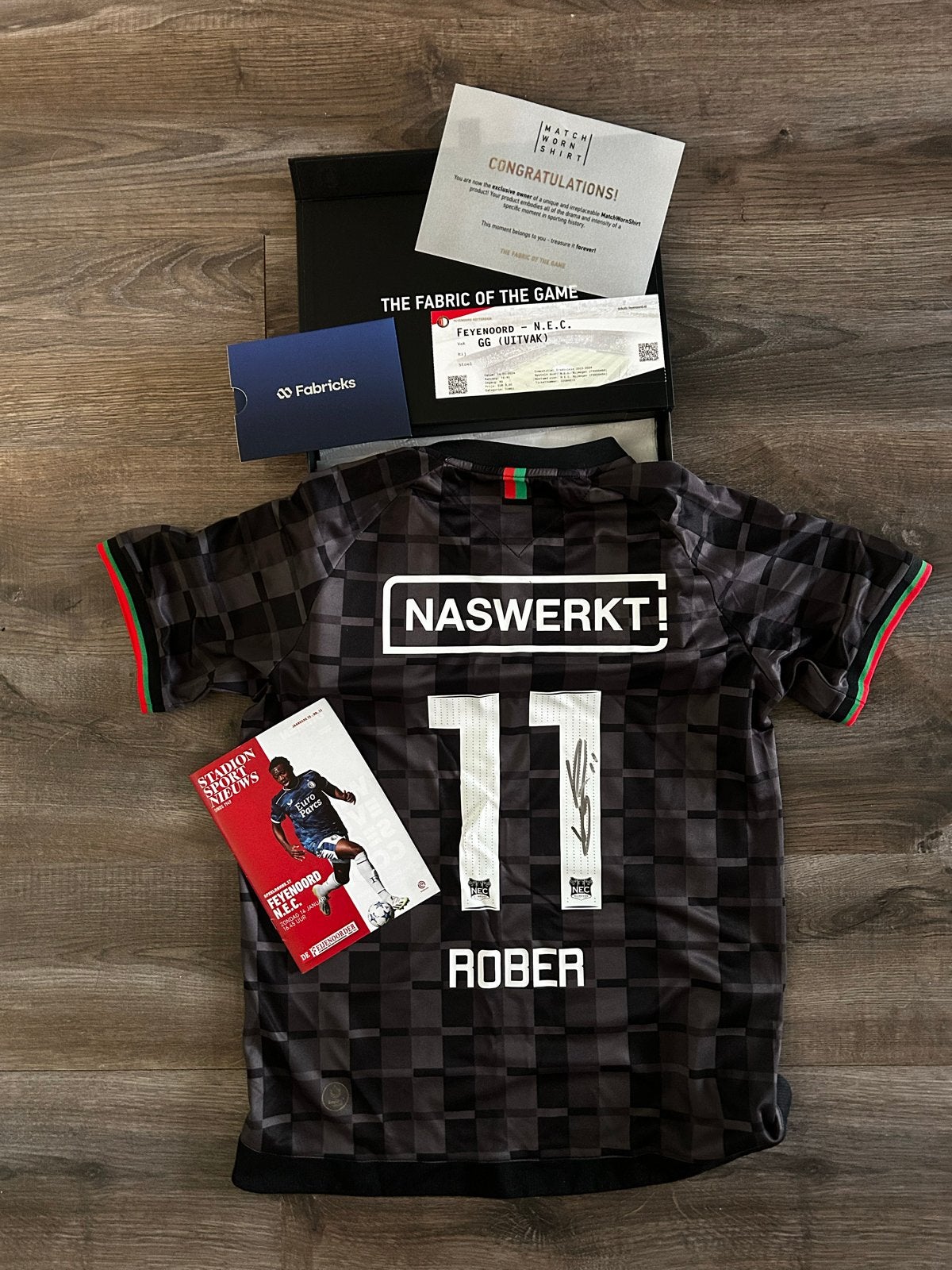 Gesigneerd matchworn NEC shirt Rober, Verzamelen, Ophalen of Verzenden, Zo goed als nieuw, Overige binnenlandse clubs, Shirt